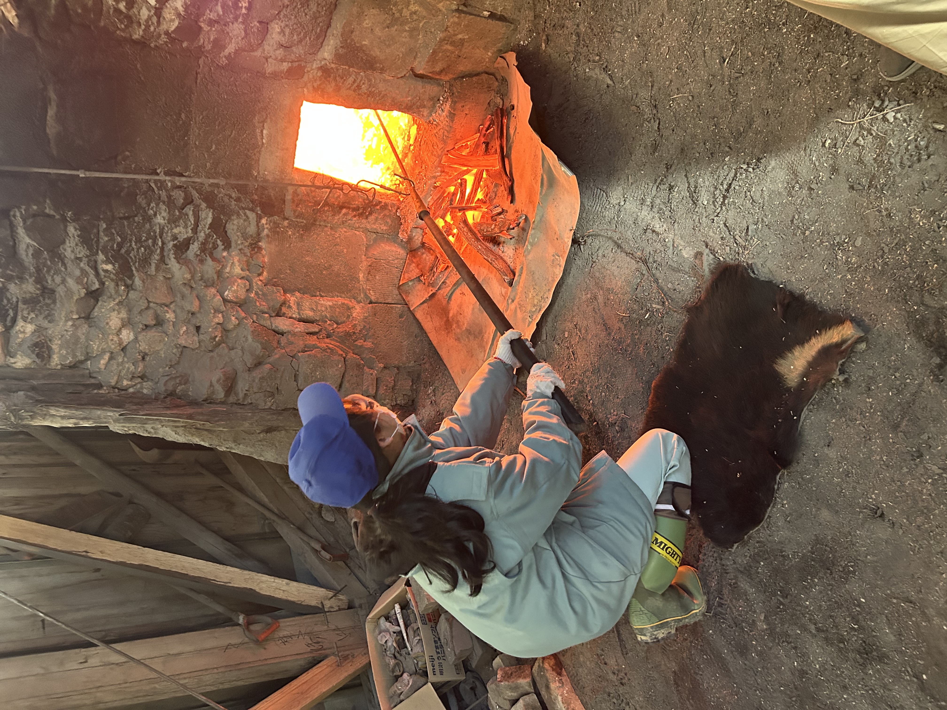 参加者が窯出し作業を体験します