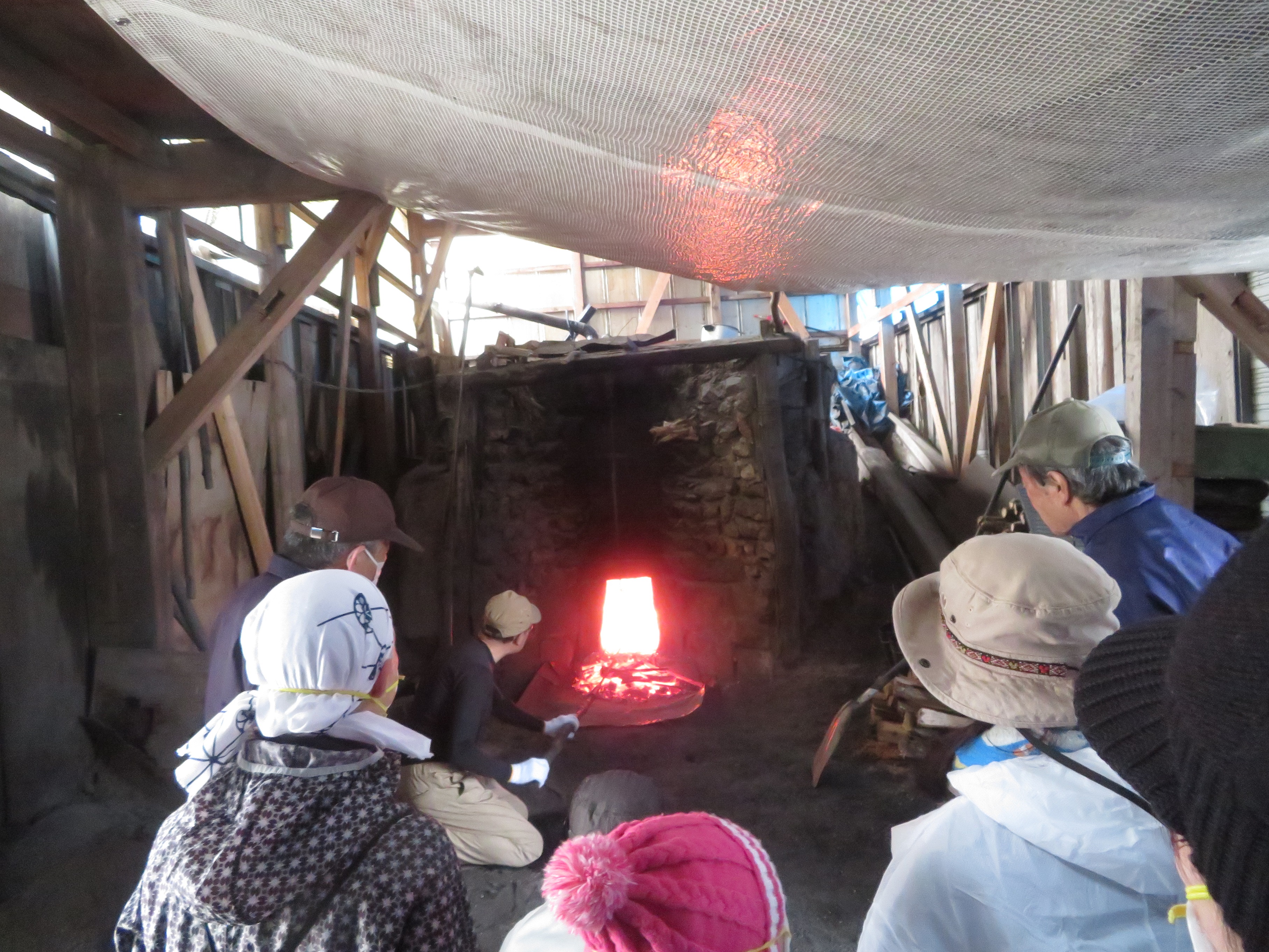 プロの窯出し作業の様子を見学しました